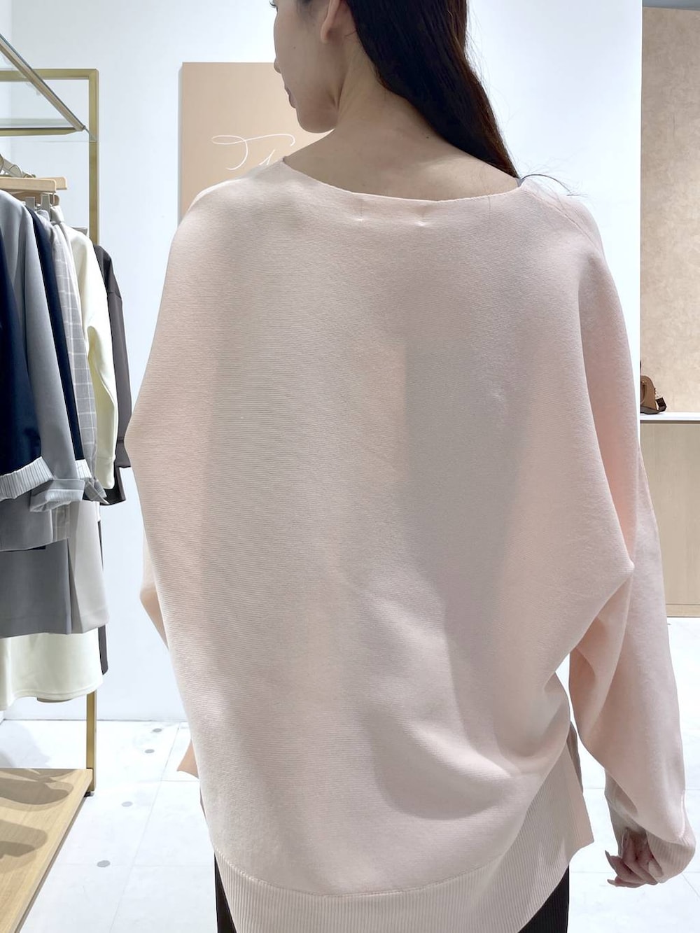 ブラウン系のスカート、ブラック系のハンドバッグ、ピンク系のニット/セーターを着用したレディースの春コーディネートの6枚目の写真