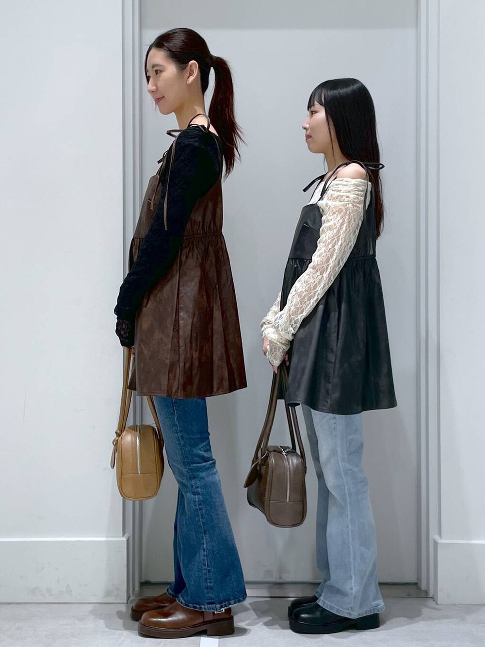 ブラウン系のブーツ、イエロー系のショルダーバッグ、ホワイト系のTシャツ/カットソーを着用したレディースの冬コーディネートの3枚目の写真
