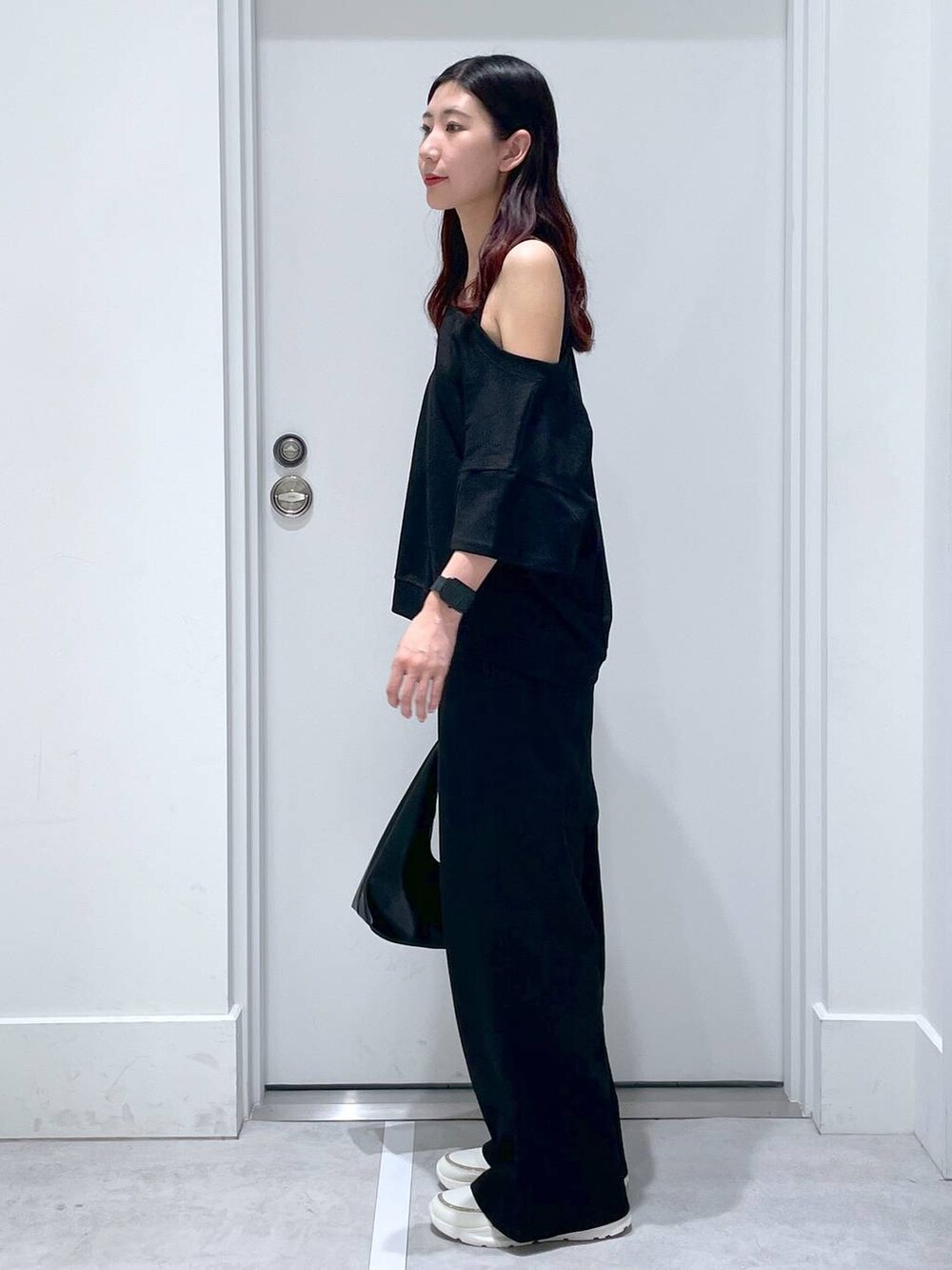 ブラック系のショルダーバッグ、ブラック系のセットアップを着用したレディースの夏コーディネートの2枚目の写真