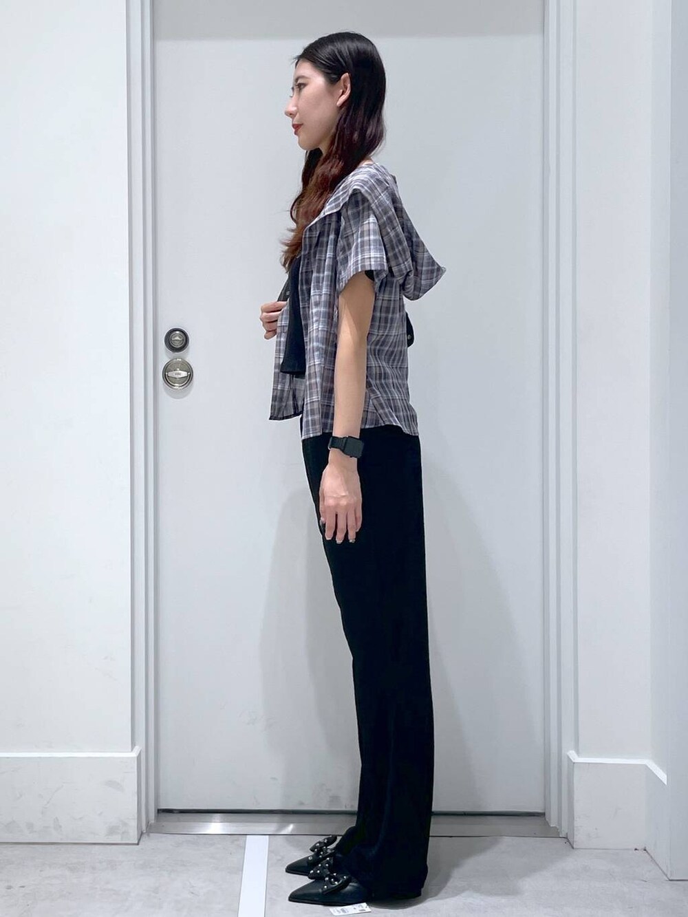 ブラック系のパンプス、ブラック系のその他パンツ、ブルー系のシャツ/ブラウスを着用したレディースの春コーディネートの2枚目の写真