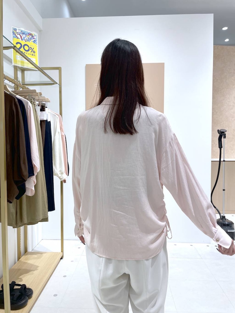 ブラック系のショルダーバッグ、ブラック系のサンダル、ホワイト系のその他パンツを着用したレディースの春コーディネートの4枚目の写真
