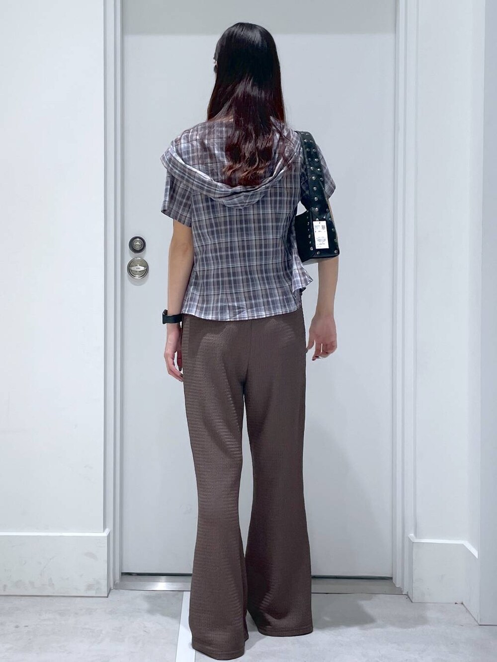 ブラック系のキャミソール、ブラック系のパンプス、ブラウン系のその他パンツを着用したレディースの春コーディネートの3枚目の写真