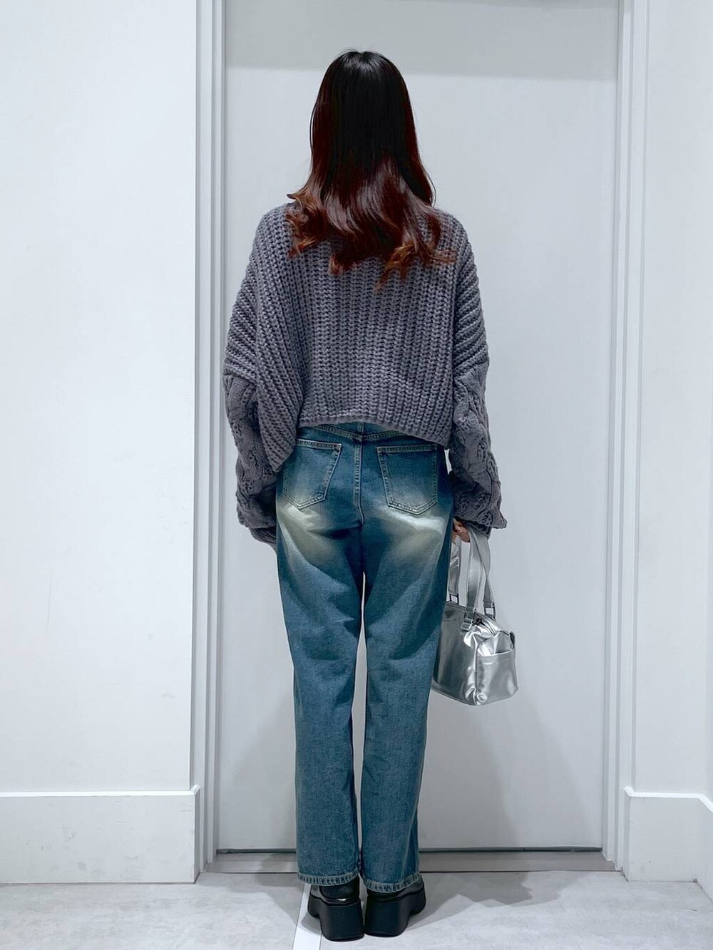 「高身長、高見え、モテ、テーマパーク、デート/ロマンティック、秋コーデ、冬コーデ、女子会、韓国系、きれいめ、FOREVER 21、秋冬新作、デニムパンツ、マフラー」｜「FOREVER 21の【新色追加・WEB限定カラーあり】合皮ダブルポケットショルダーバッグ（ショルダーバッグ、シルバー系）」を使った、まゆさん（レディース・167cm）の冬コーディネートの3枚目の写真
