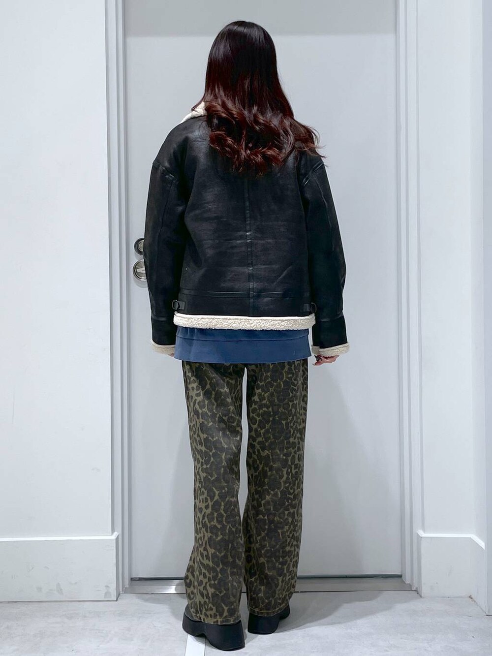 ブラック系のスリッポン、ブルー系のスウェット、その他のその他パンツを着用したレディースの冬コーディネートの3枚目の写真