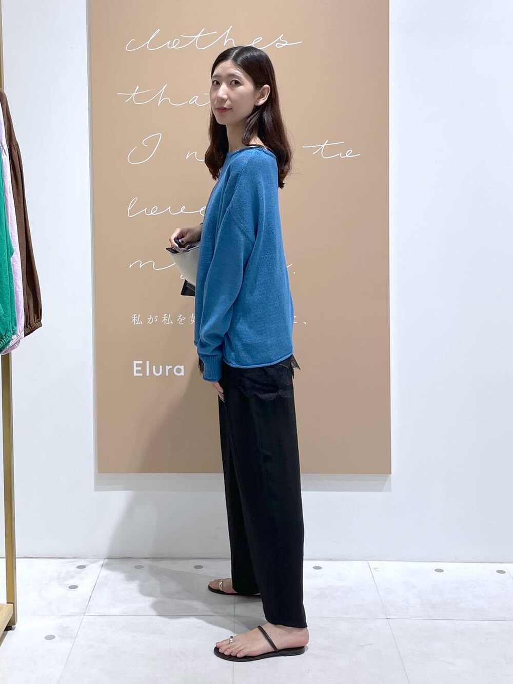 ブラック系のその他パンツ、ブラック系のキャミソール、ブラック系のトートバッグを着用したレディースの夏コーディネートの2枚目の写真