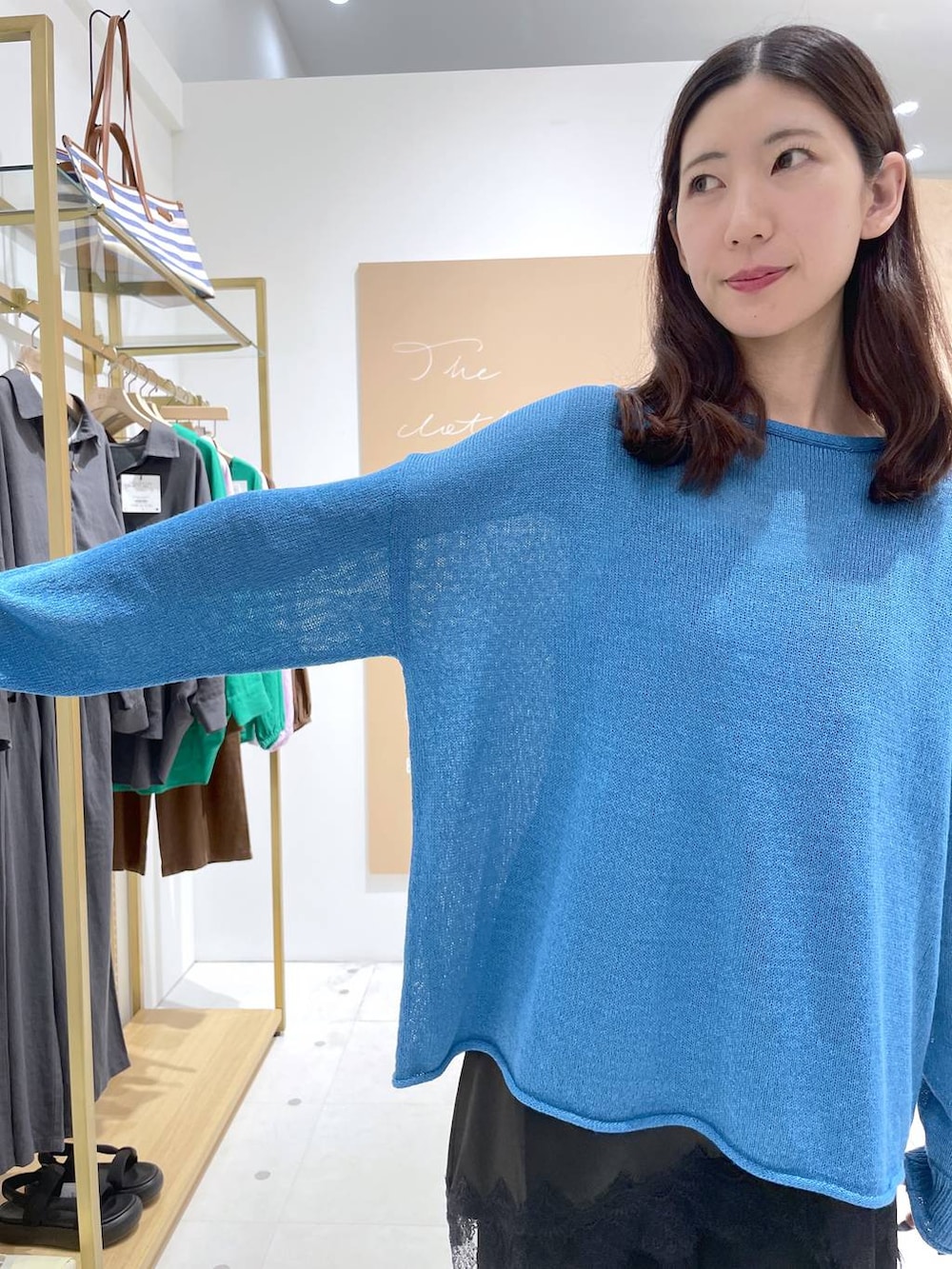 ブラック系のその他パンツ、ブラック系のキャミソール、ブラック系のトートバッグを着用したレディースの夏コーディネートの4枚目の写真