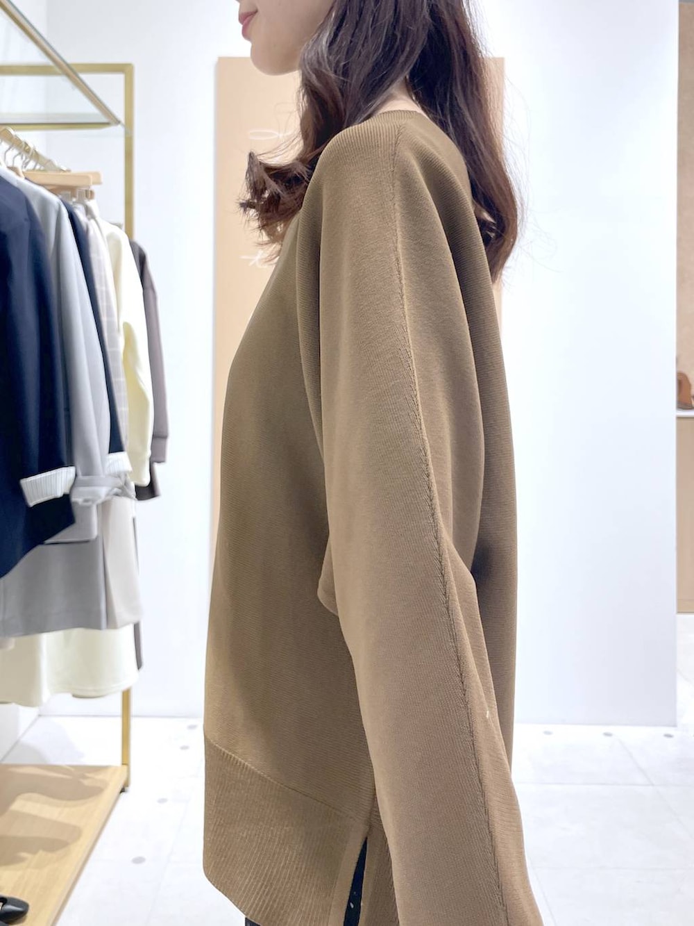 ブラック系のスカート、ブラック系のハンドバッグ、ブラウン系のニット/セーターを着用したレディースの春コーディネートの6枚目の写真