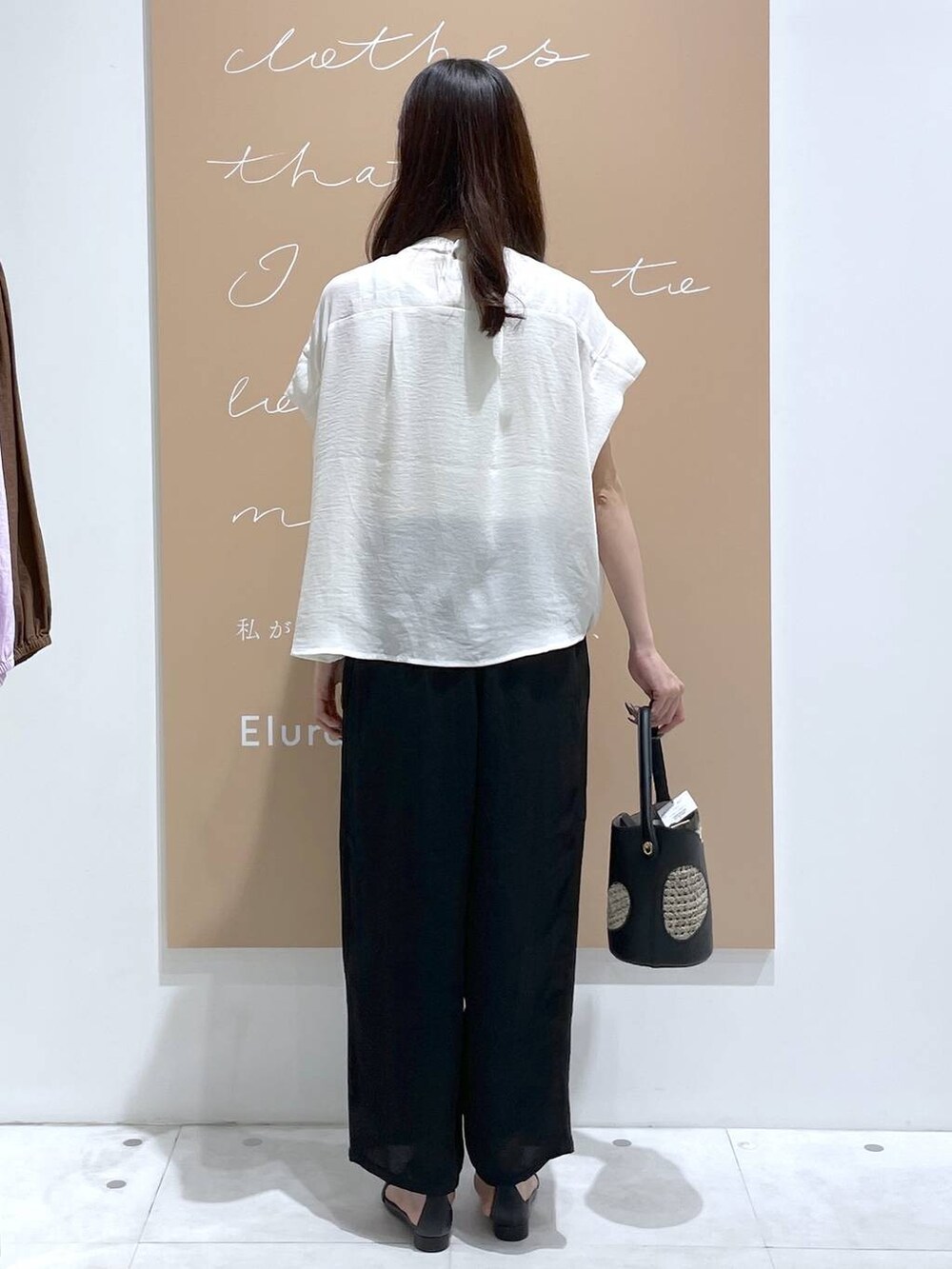 ブラック系のその他パンツ、ホワイト系のTシャツ/カットソー、ブラック系のハンドバッグを着用したレディースの夏コーディネートの3枚目の写真