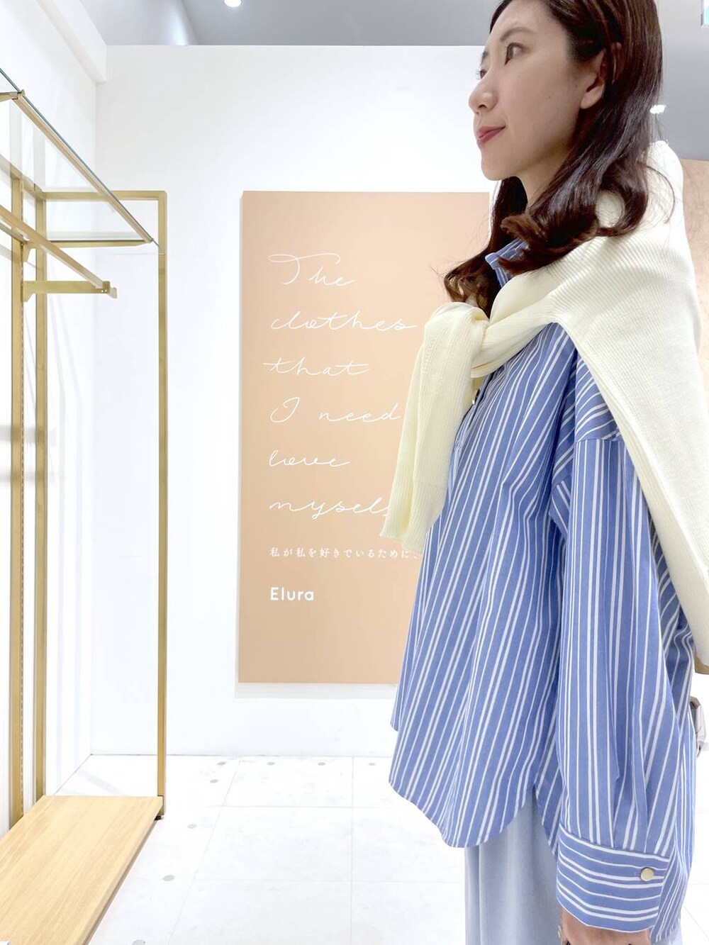 ブルー系のその他パンツ、ブラック系のボストンバッグ、ブルー系のシャツ/ブラウスを着用したレディースの春コーディネートの5枚目の写真