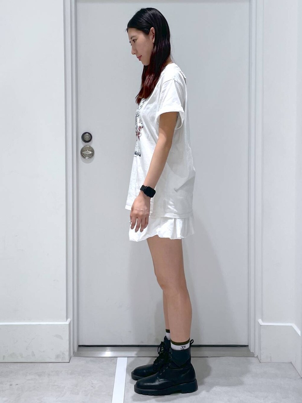 ホワイト系のその他パンツ、ホワイト系のTシャツ/カットソー、ホワイト系のソックス/靴下を着用したレディースの夏コーディネートの2枚目の写真