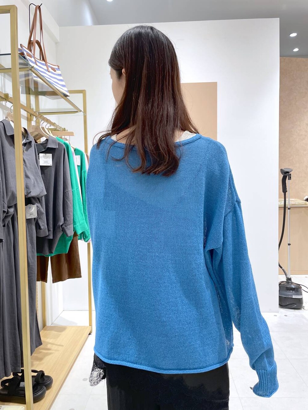 ブラック系のその他パンツ、ブラック系のキャミソール、ブラック系のトートバッグを着用したレディースの夏コーディネートの6枚目の写真