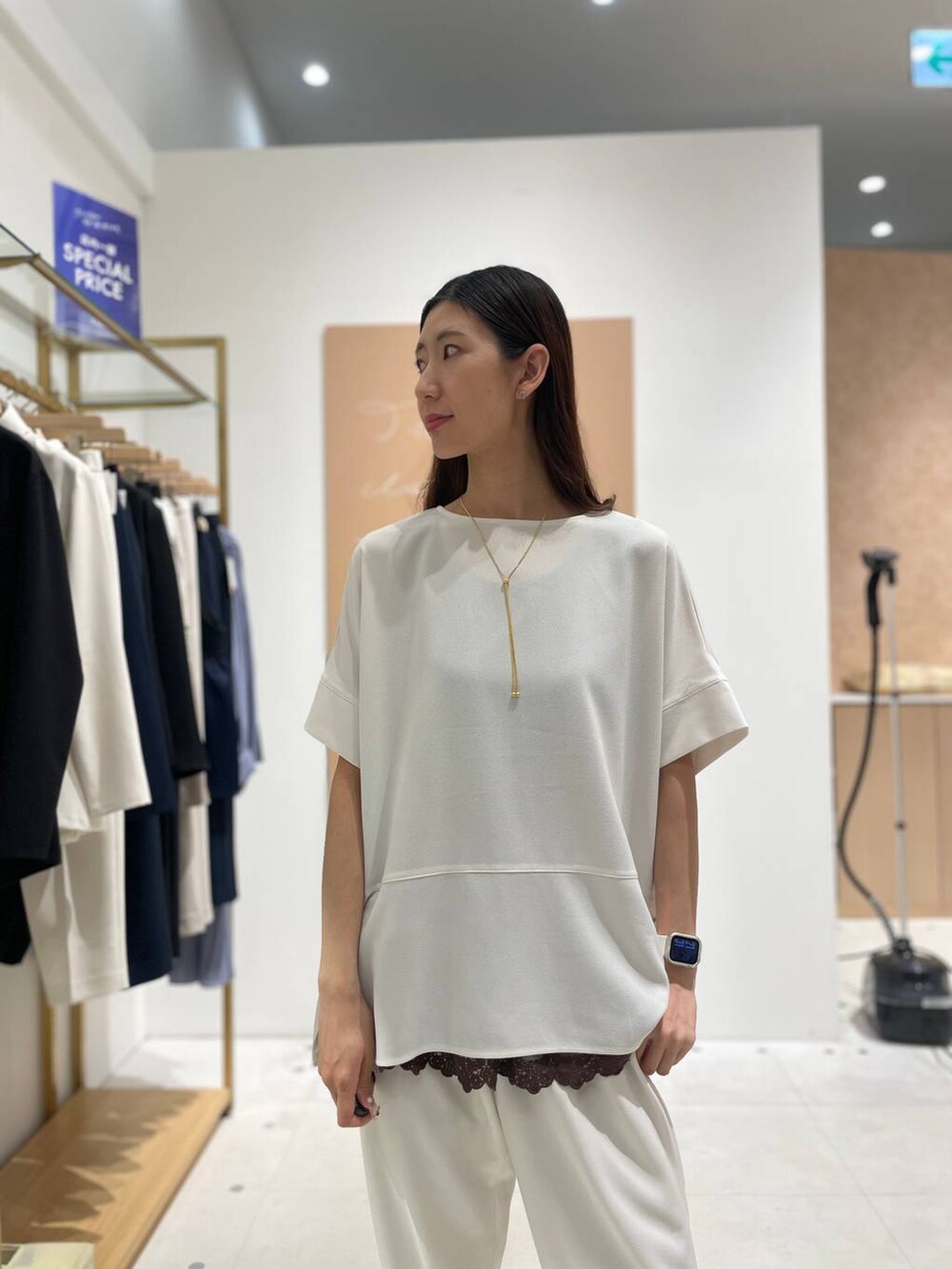 ブラック系のハンドバッグ、ホワイト系のその他パンツ、ホワイト系のシャツ/ブラウスを着用したレディースの春コーディネートの4枚目の写真