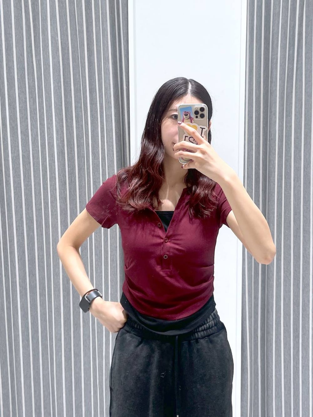 ブラック系のスウェットパンツ、レッド系のTシャツ/カットソーを着用したレディースの夏コーディネートの3枚目の写真