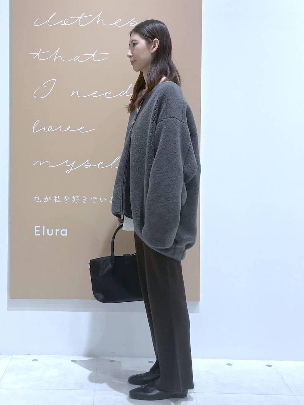 ホワイト系のタンクトップ、イエロー系のニット/セーター、ブラウン系のその他パンツを着用したレディースの秋コーディネートの2枚目の写真