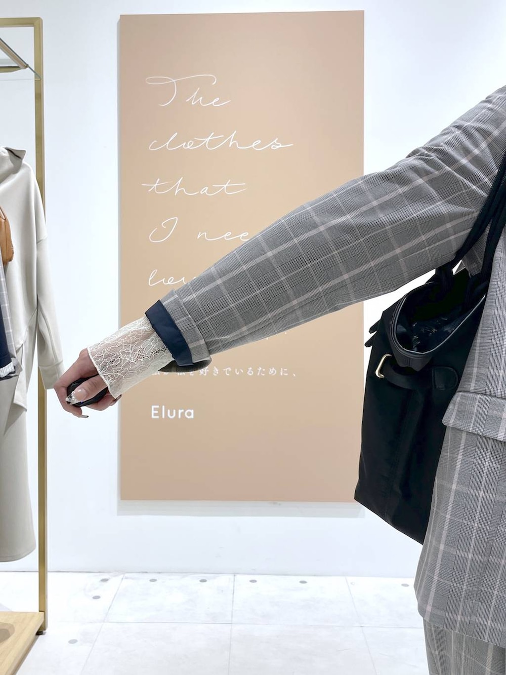 ホワイト系のTシャツ/カットソー、ブラック系のトートバッグ、グレー系のその他パンツを着用したレディースの春コーディネートの6枚目の写真