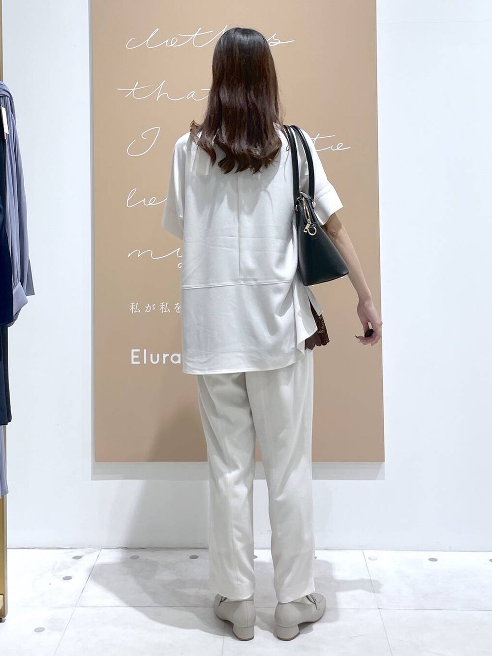 ブラック系のハンドバッグ、ホワイト系のその他パンツ、ホワイト系のシャツ/ブラウスを着用したレディースの春コーディネートの3枚目の写真