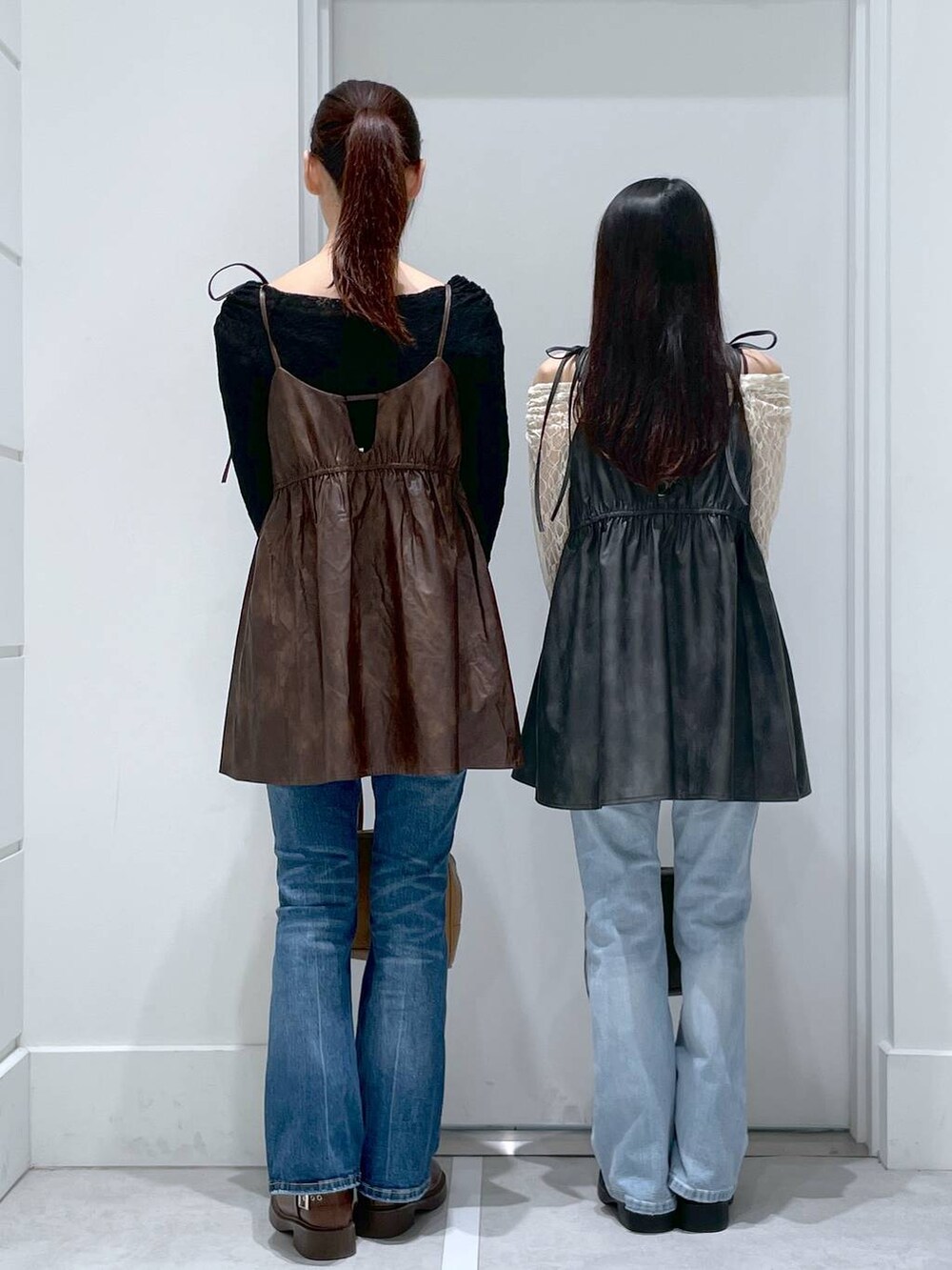ブラウン系のブーツ、イエロー系のショルダーバッグ、ホワイト系のTシャツ/カットソーを着用したレディースの冬コーディネートの2枚目の写真