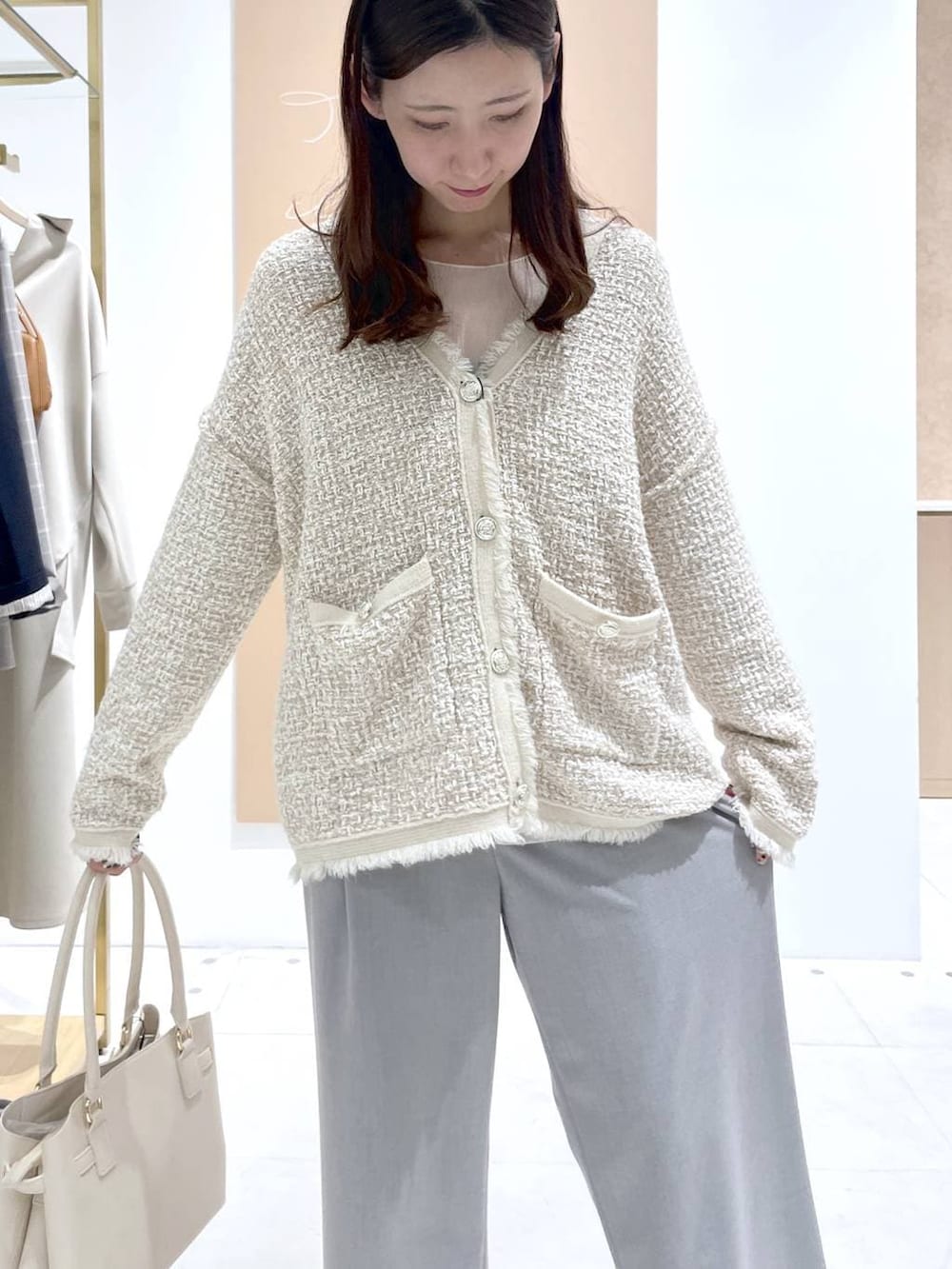 ホワイト系のハンドバッグ、グレー系のその他パンツ、ホワイト系のカーディガン/ボレロを着用したレディースの春コーディネートの4枚目の写真