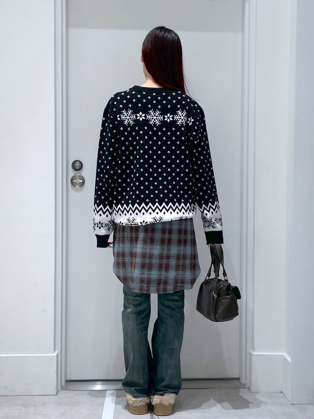 グレー系のショルダーバッグ、ブラウン系のシャツ/ブラウス、ブラック系のニット/セーターを着用したレディースの秋コーディネートの3枚目の写真