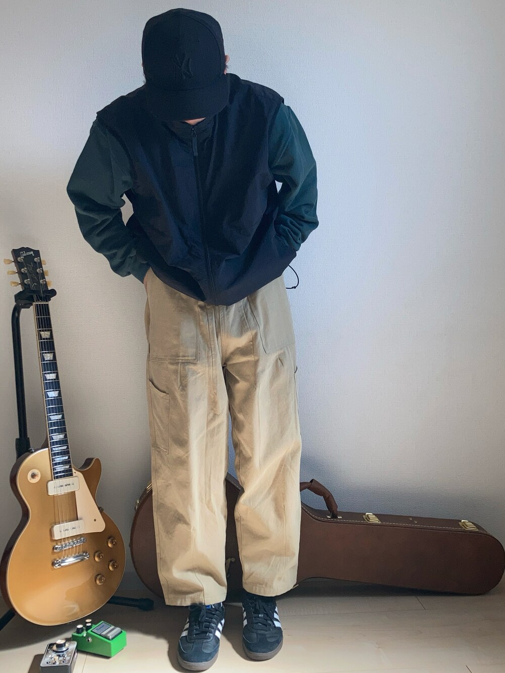 ブラック系のスニーカー、ベージュ系のその他パンツ、グリーン系のスウェットを着用したメンズの春コーディネートの2枚目の写真