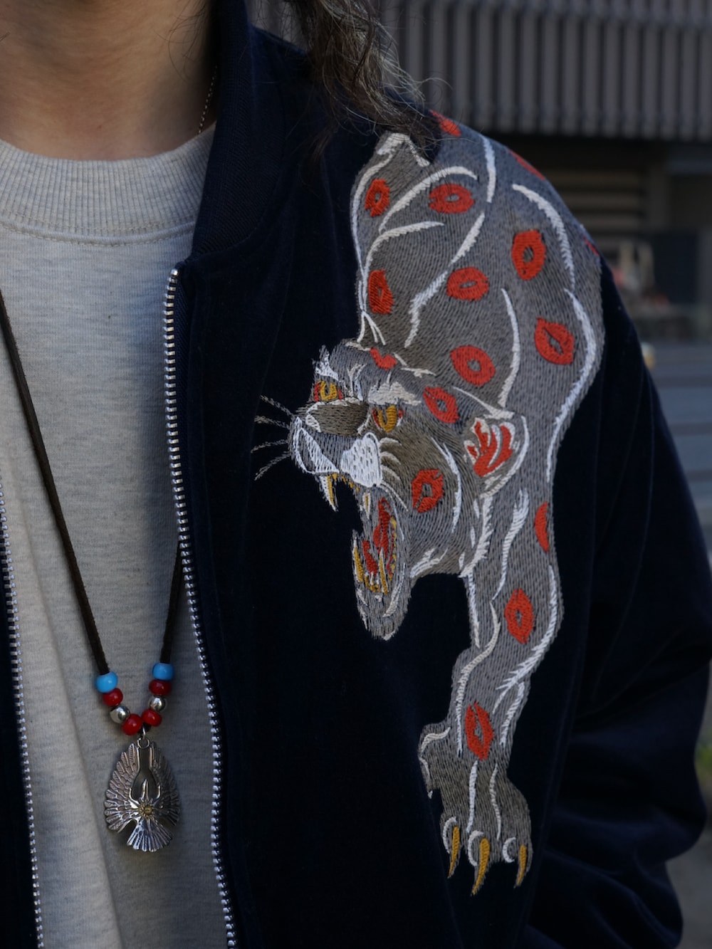 ブルー系のスカジャン、ベージュ系のカーゴパンツを着用したメンズの冬コーディネートの3枚目の写真