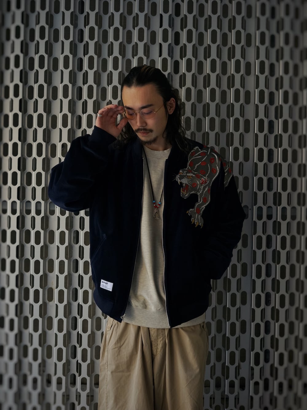 ブルー系のスカジャン、ベージュ系のカーゴパンツを着用したメンズの冬コーディネートの2枚目の写真