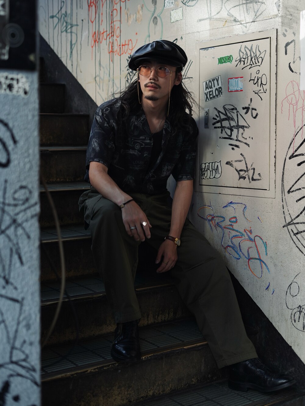 ブラック系のシャツ/ブラウス、グリーン系のカーゴパンツを着用したメンズの夏コーディネートの2枚目の写真