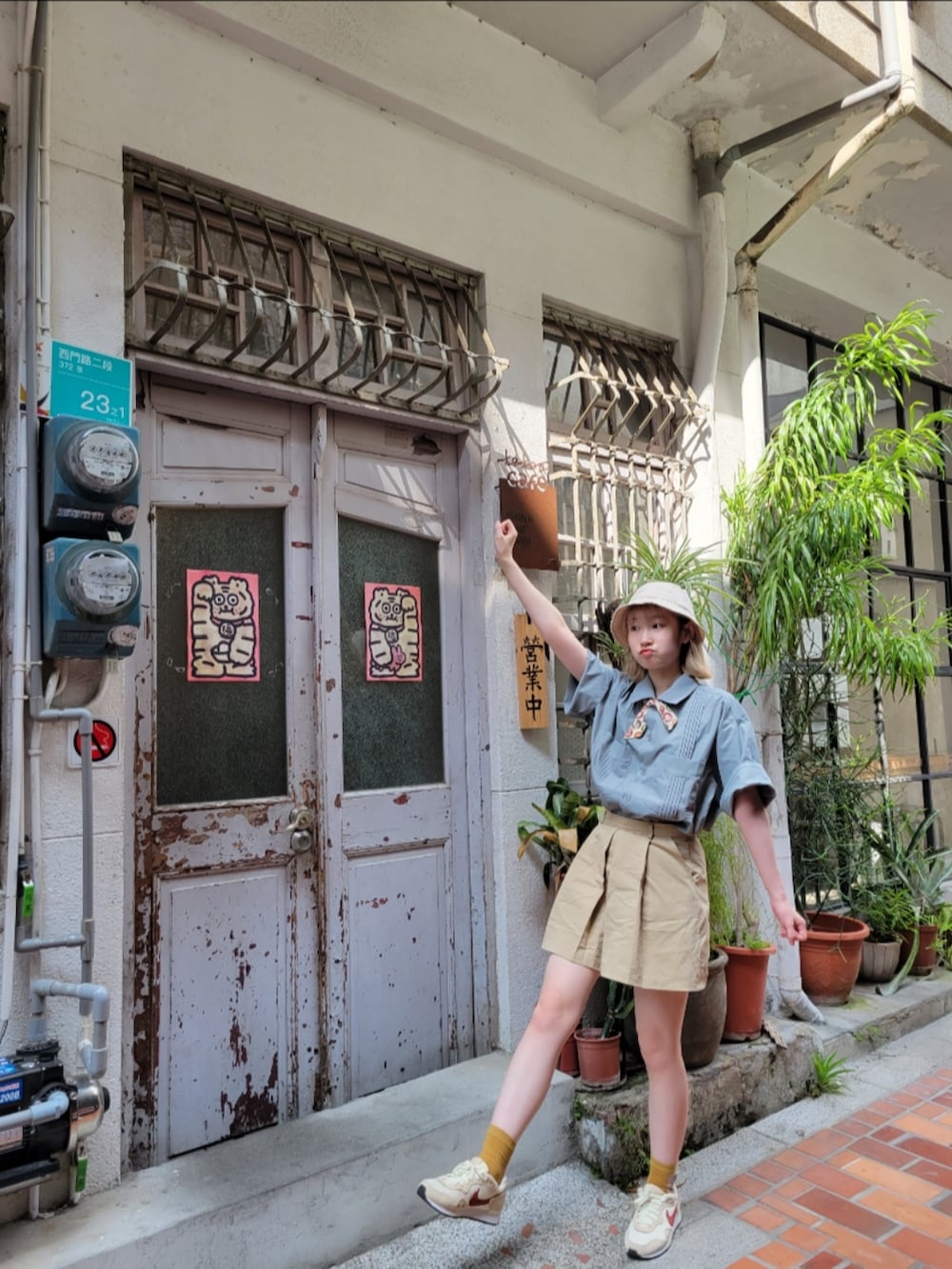 グリーン系のシャツ/ブラウス、ベージュ系のスカート、ベージュ系のスニーカーを着用したレディースの秋コーディネートの2枚目の写真