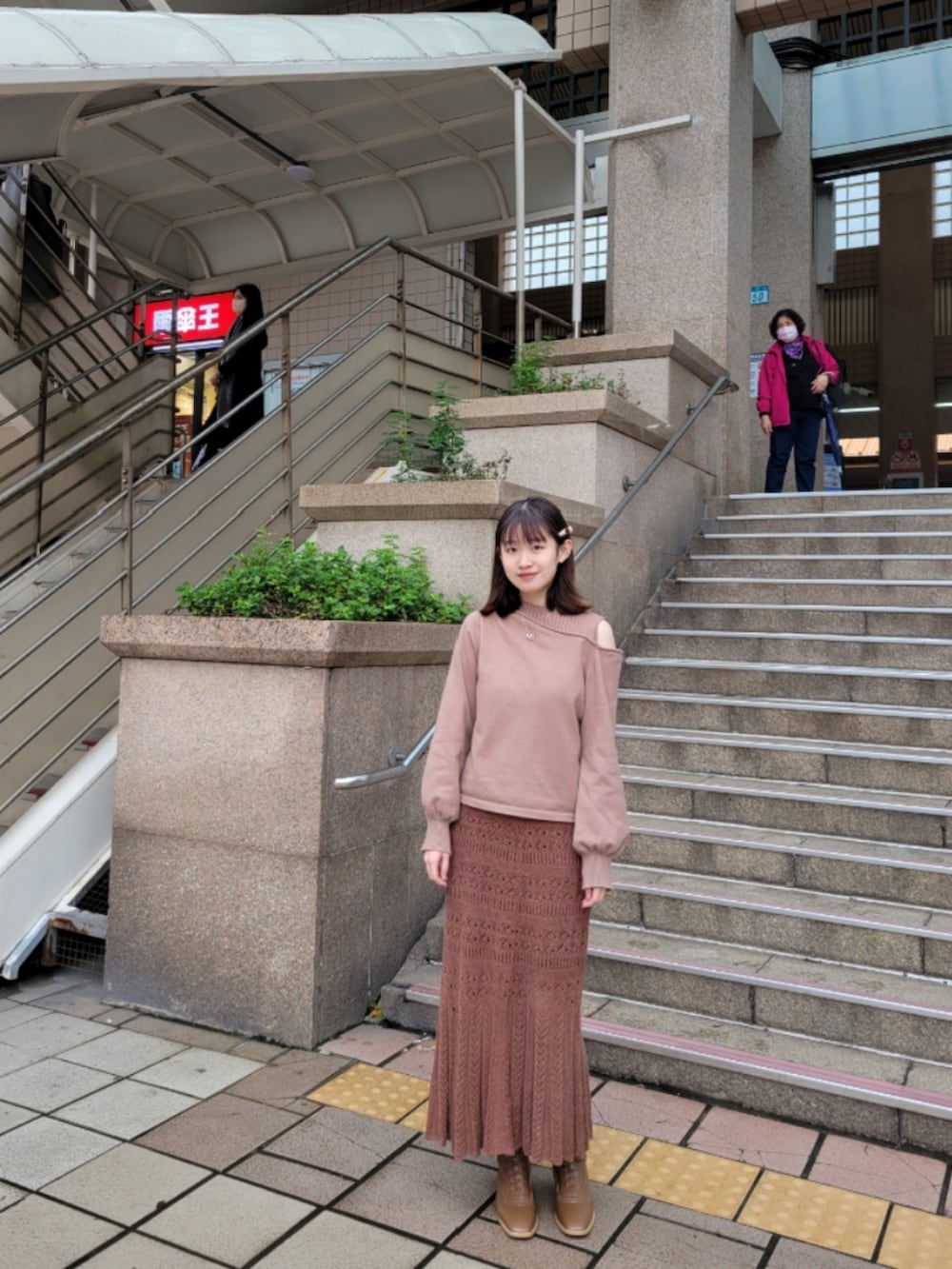 「ootd、街頭穿搭、冬、冬コーデ、日系極簡、日系极简、日系、大人カジュアル、大人コーデ、大人女子、AZUL by moussy、moussy、LOWRYS FARM、捷運站、靴」｜「AZUL by moussyのアイテム（ニット/セーター、ブラウン系）」を使った、我是傑利(¯︶¯)さん（レディース・165cm）の冬コーディネートの2枚目の写真