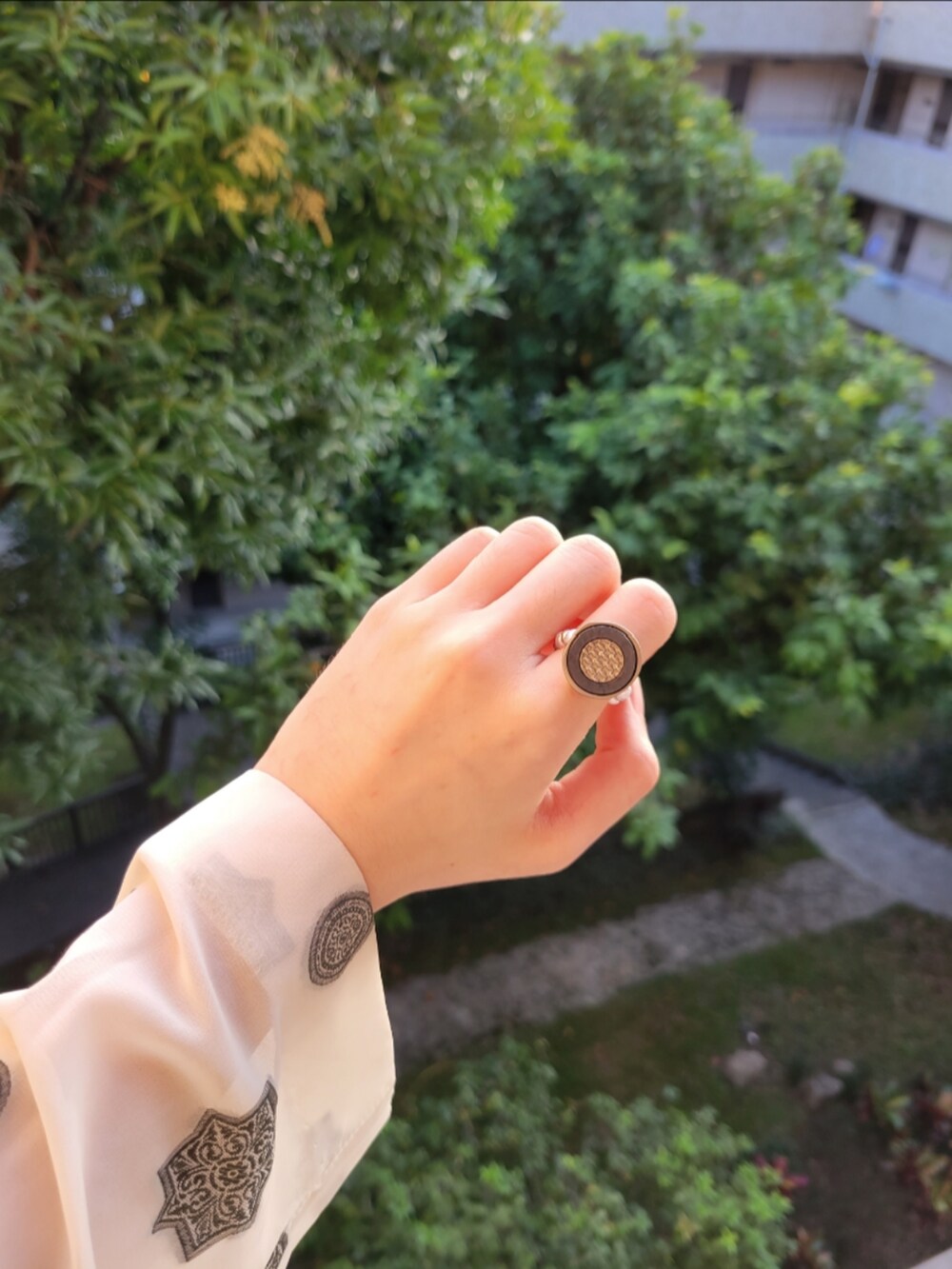 「ファッションを楽しもう、ootd、古着、襯衫、黑白搭配、日系極簡、日系极简、秋コーデ、街頭穿搭、vintage、VINTAGE、vintage style、捷運站、earth music&ecology、古着MIX」｜「ig @jellyspaletteのアイテム（ハンチング/ベレー帽、ブラック系）」を使った、我是傑利(¯︶¯)さん（レディース・165cm）の秋コーディネートの3枚目の写真
