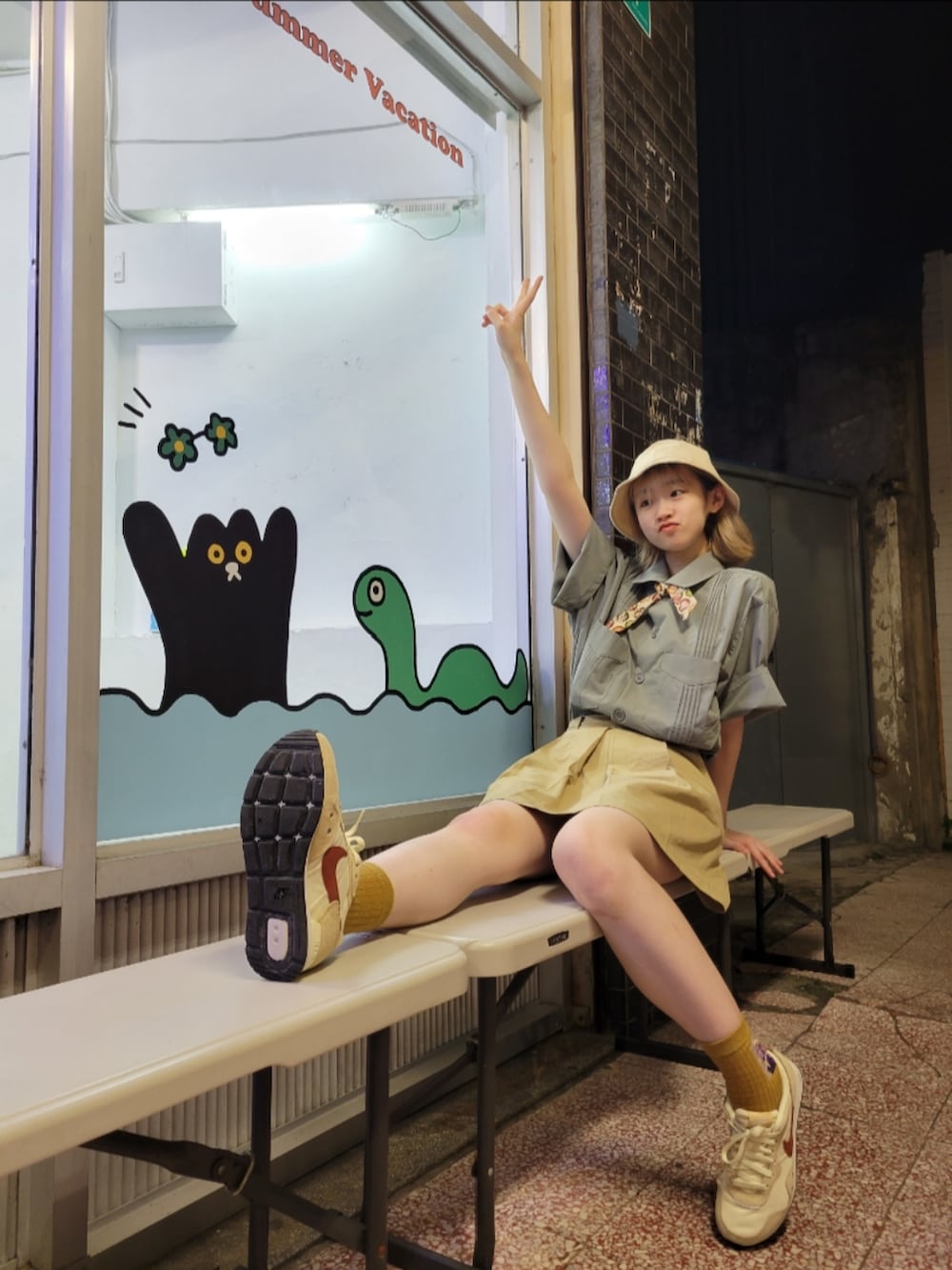 グリーン系のシャツ/ブラウス、ベージュ系のスカート、ベージュ系のスニーカーを着用したレディースの秋コーディネートの3枚目の写真