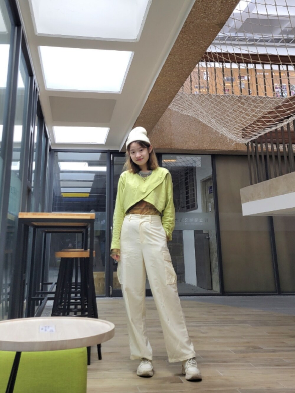 「ootd、秋コーデ、大学生、街頭穿搭、球鞋、休閒、通勤穿搭、MLB、WEGO、校园、工裝褲、工装裤、工装、日常、毛帽」｜「nuvのアイテム（Tシャツ/カットソー、グリーン系）」を使った、我是傑利(¯︶¯)さん（レディース・165cm）の冬コーディネートの2枚目の写真
