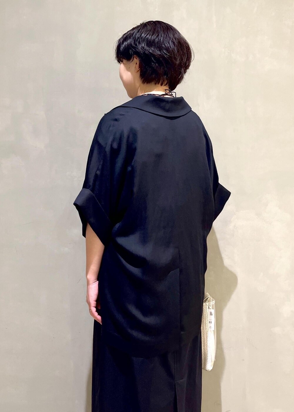 「アダムエロペ、アダムエロペfemme、2025SS、ショートスリーブジャケット、ショートスリーブ、コンビワンピース、初夏コーデ、夏コーデ、授業参観日コーデ、デートコーデ、お出かけコーデ、旅行コーデ、スポーツミックス、大人カジュアル、レイヤード」｜「ADAM ET ROPE'の【サステナブル】・【新色追加】ショートスリーブシャツJK（その他アウター、ブラック系）」を使った、takedaさん（レディース・154cm）の春コーディネートの6枚目の写真
