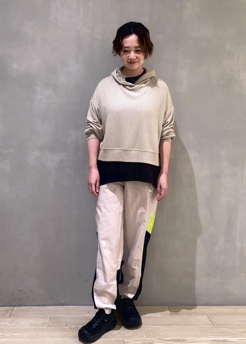 ブラック系のサンダル、ブラック系のTシャツ/カットソー、ホワイト系のパーカーを着用したレディースの冬コーディネートの3枚目の写真