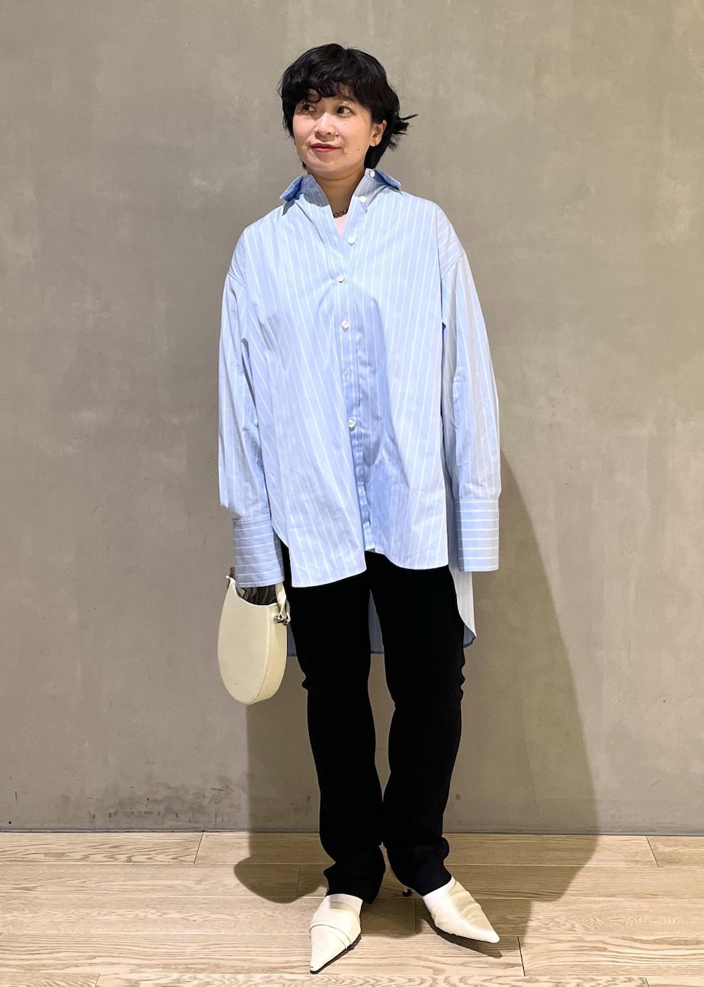 ブラック系のその他パンツ、ホワイト系のショルダーバッグ、ブルー系のシャツ/ブラウスを着用したレディースの夏コーディネートの7枚目の写真