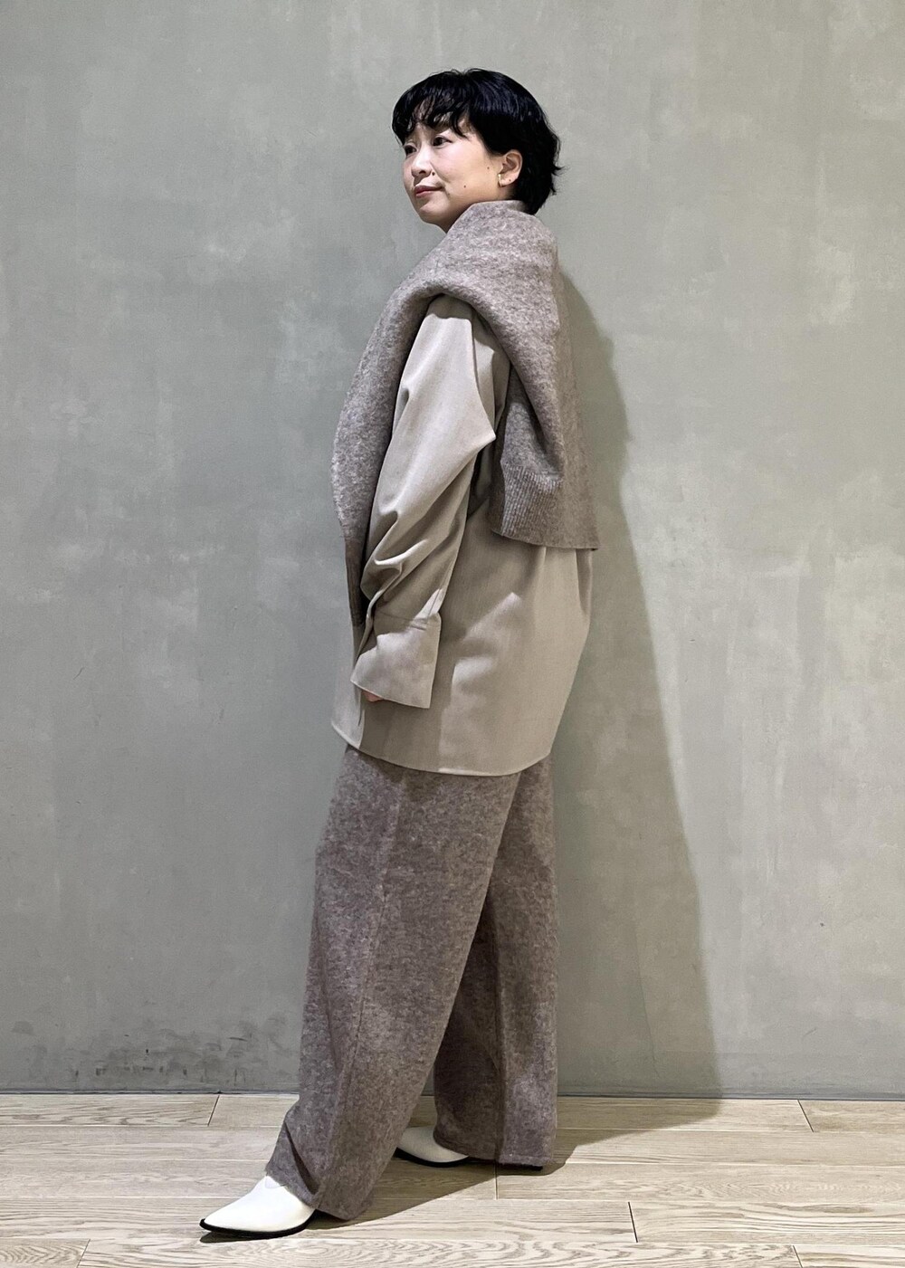 ベージュ系のシャツ/ブラウス、ベージュ系のニット/セーター、ベージュ系のその他パンツを着用したレディースの秋コーディネートの4枚目の写真