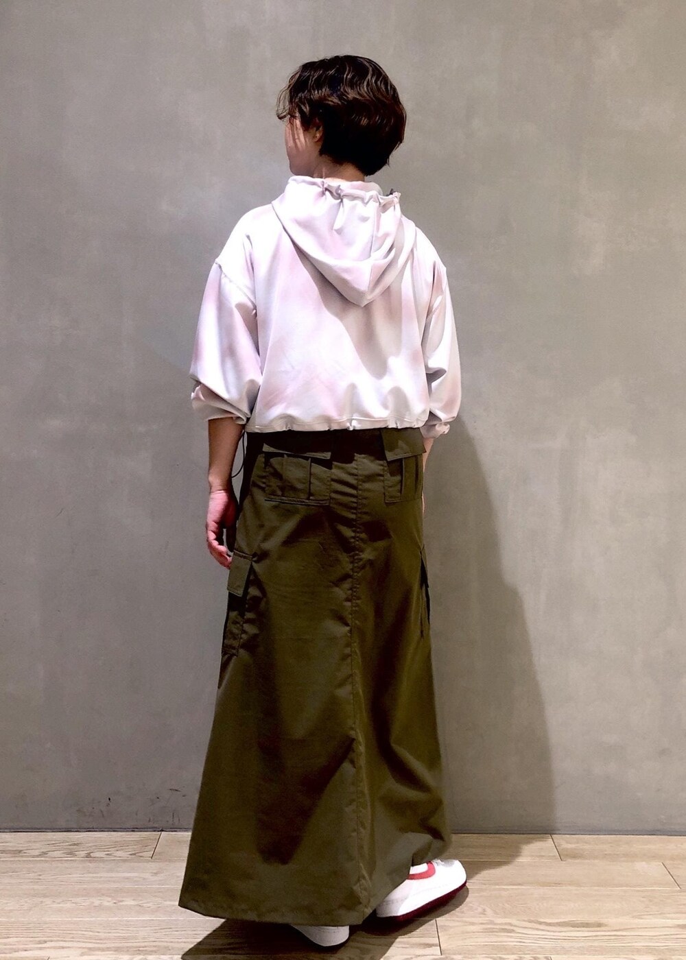 ホワイト系のスニーカー、ピンク系のパーカーを着用したレディースの春コーディネートの3枚目の写真