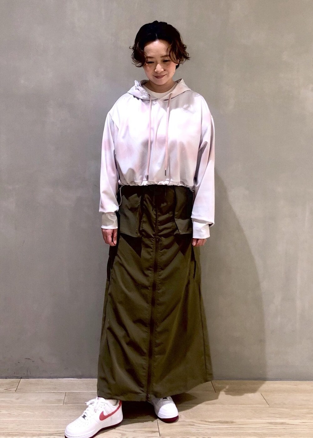 ホワイト系のスニーカー、ピンク系のパーカーを着用したレディースの春コーディネートの4枚目の写真