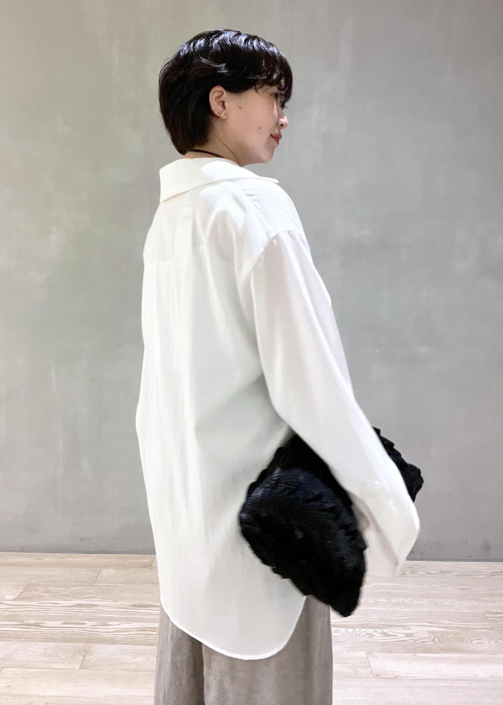 ブラック系のハンドバッグ、ホワイト系のシャツ/ブラウス、ベージュ系のその他パンツを着用したレディースの春コーディネートの8枚目の写真
