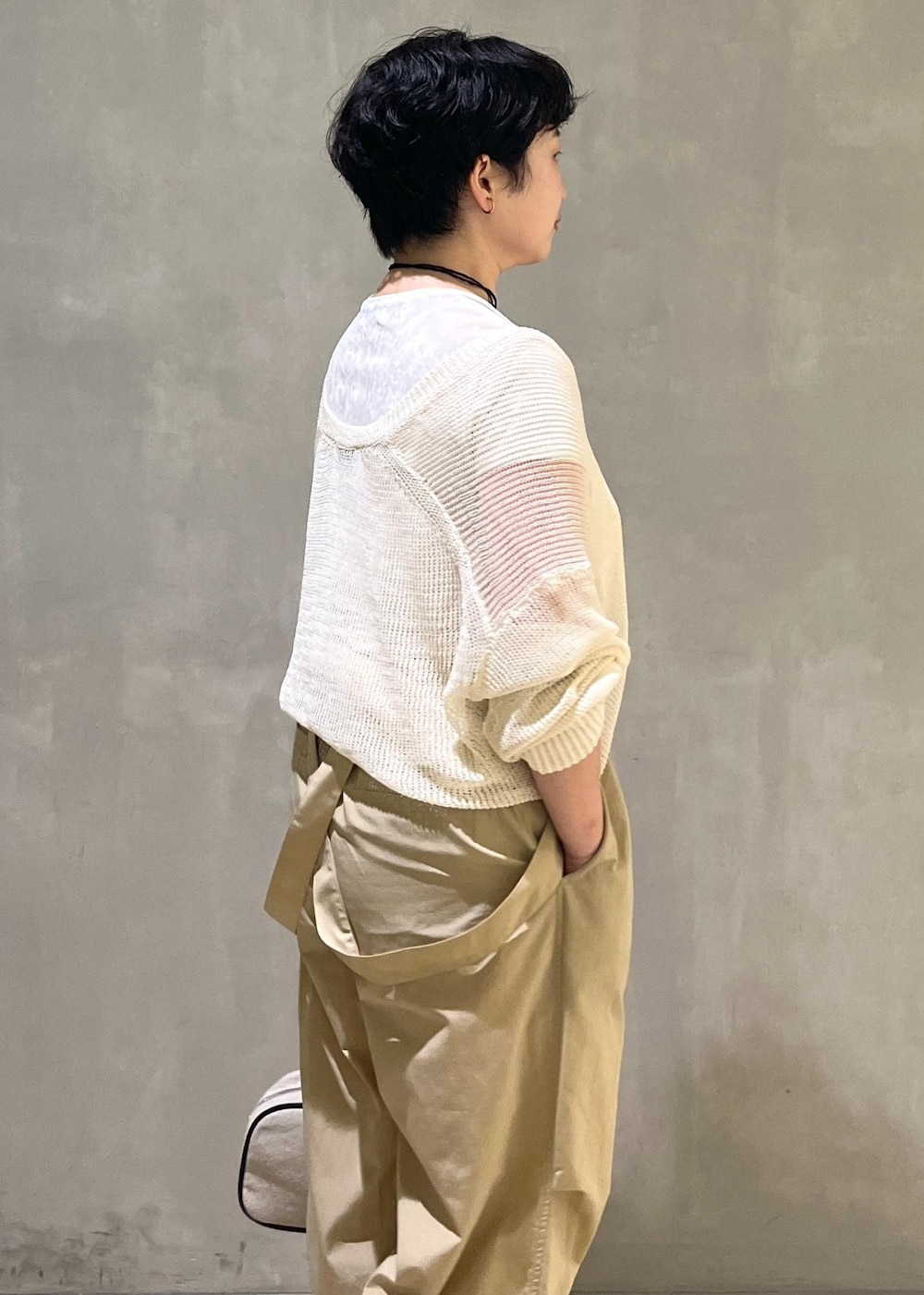 ホワイト系のボストンバッグ、ホワイト系のパンプス、ホワイト系のTシャツ/カットソーを着用したレディースの夏コーディネートの4枚目の写真