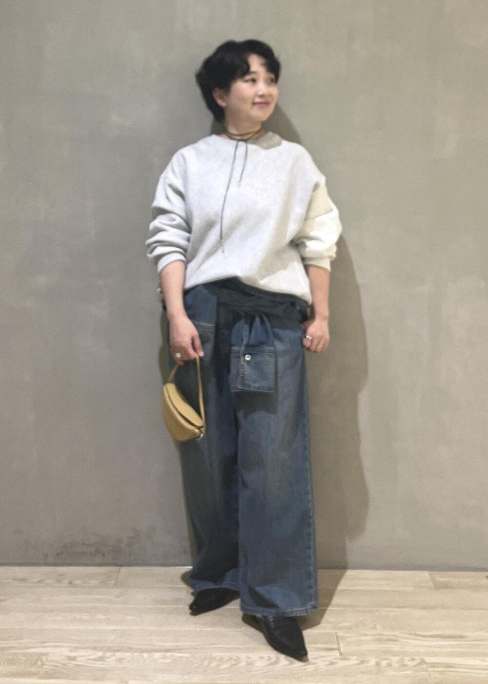ブルー系のつなぎ/オールインワン、グレー系のスウェットを着用したレディースの秋コーディネートの5枚目の写真