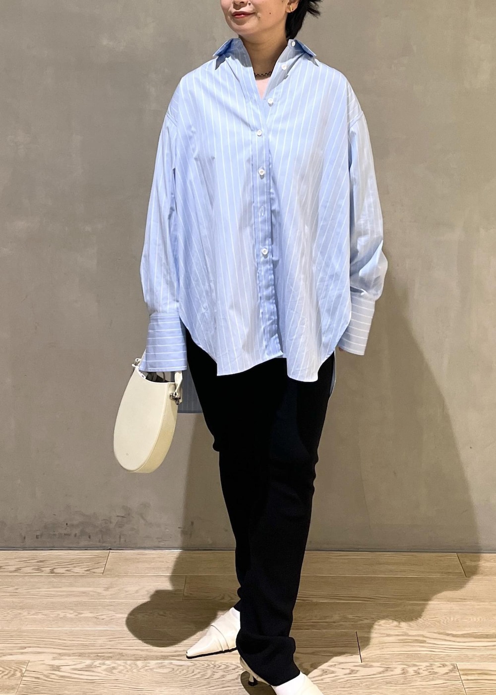 ブラック系のその他パンツ、ホワイト系のショルダーバッグ、ブルー系のシャツ/ブラウスを着用したレディースの夏コーディネートの6枚目の写真