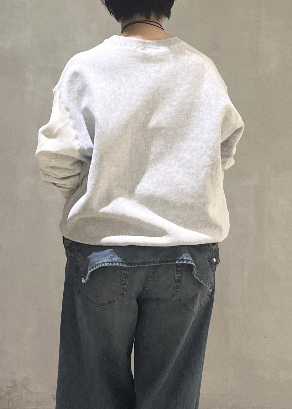 ブルー系のつなぎ/オールインワン、グレー系のスウェットを着用したレディースの秋コーディネートの4枚目の写真