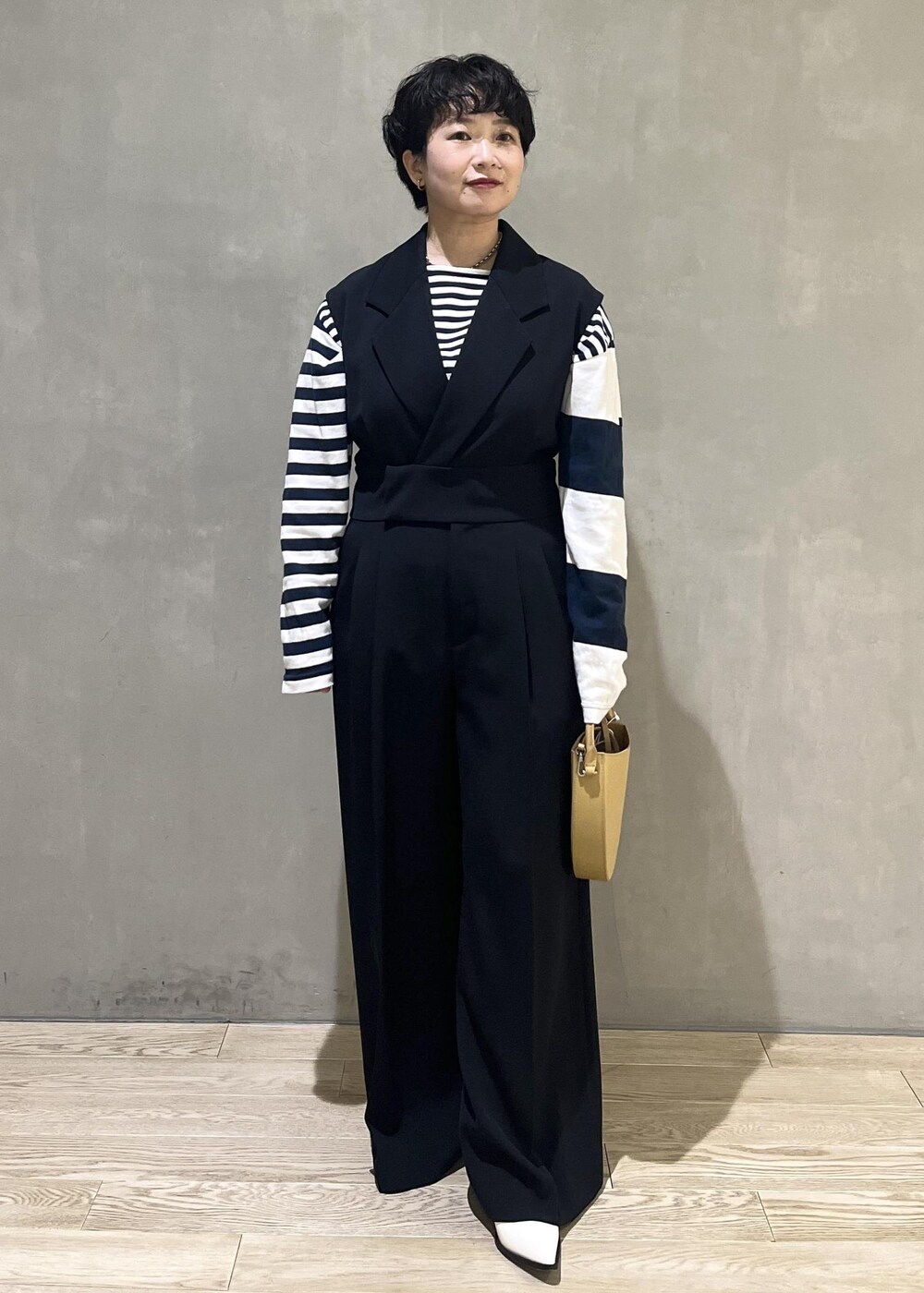 ブルー系のTシャツ/カットソー、ホワイト系のパンプス、ブラック系のつなぎ/オールインワンを着用したレディースの秋コーディネートの5枚目の写真