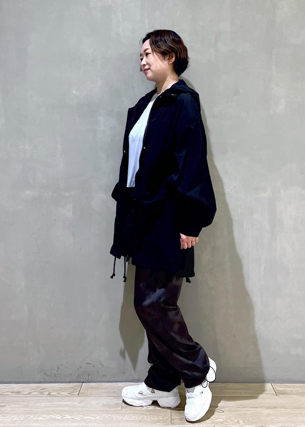 ブラック系のその他パンツ、ホワイト系のスニーカー、ブルー系のTシャツ/カットソーを着用したレディースの春コーディネートの2枚目の写真