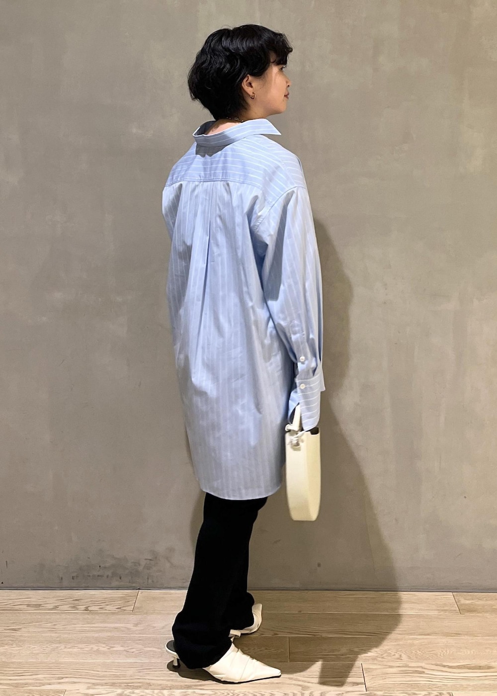 ブラック系のその他パンツ、ホワイト系のショルダーバッグ、ブルー系のシャツ/ブラウスを着用したレディースの夏コーディネートの3枚目の写真