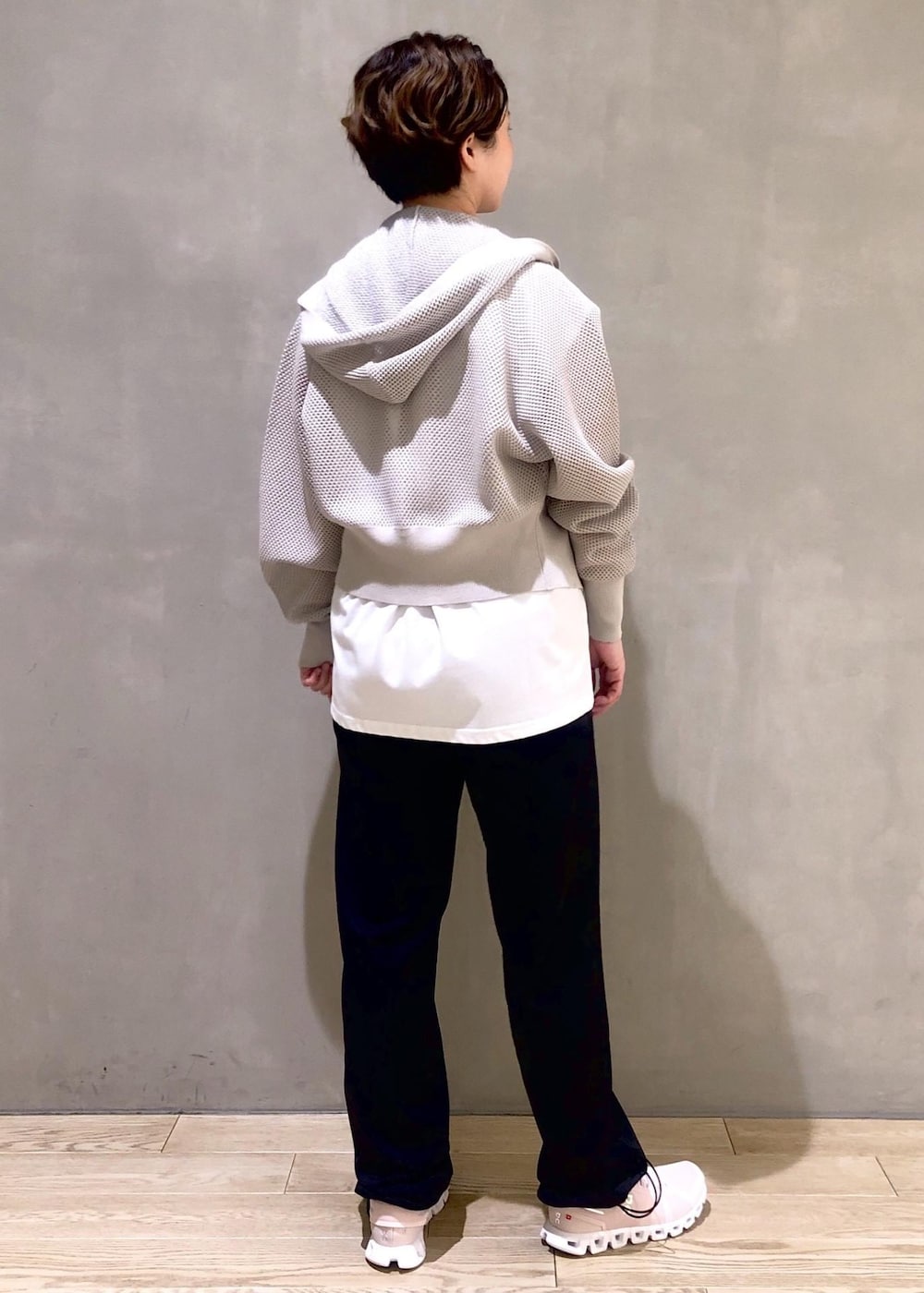 ホワイト系のTシャツ/カットソー、ピンク系のスニーカー、ブラック系のその他パンツを着用したレディースの春コーディネートの3枚目の写真