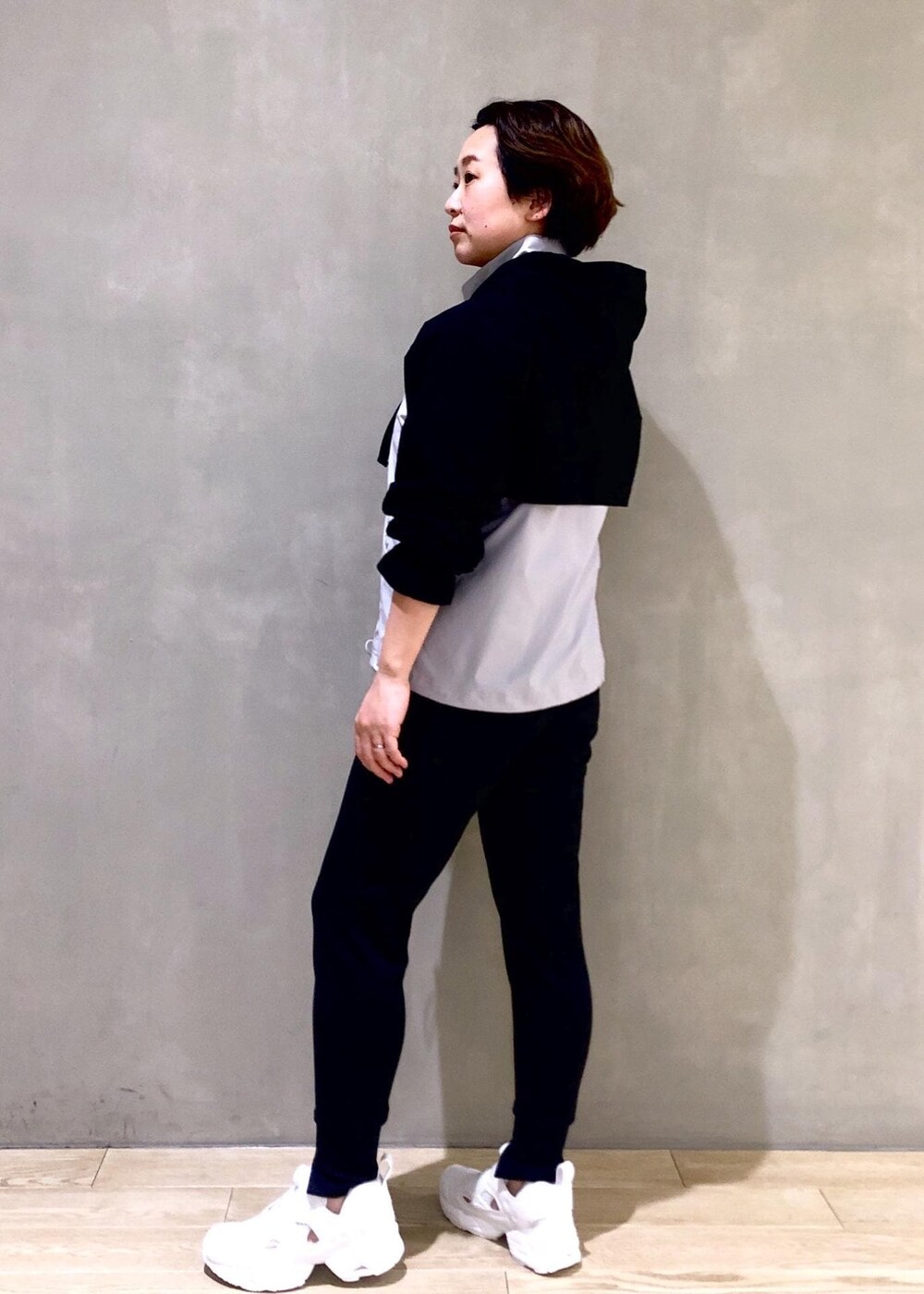 ホワイト系のスニーカー、グレー系のブルゾンを着用したレディースの冬コーディネートの2枚目の写真