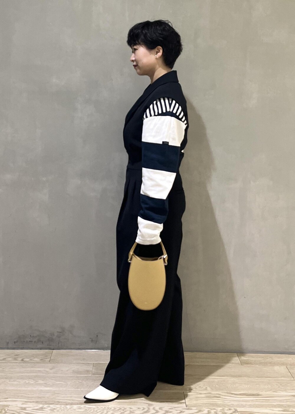 ブルー系のTシャツ/カットソー、ホワイト系のパンプス、ブラック系のつなぎ/オールインワンを着用したレディースの秋コーディネートの2枚目の写真