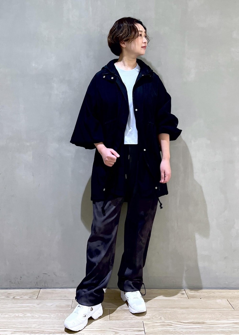 ブラック系のその他パンツ、ホワイト系のスニーカー、ブルー系のTシャツ/カットソーを着用したレディースの春コーディネートの5枚目の写真